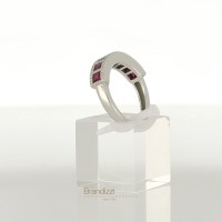 Anello in oro bianco con brillanti e rubini