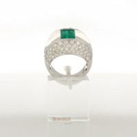 Anello in oro bianco con brillanti e smeraldi