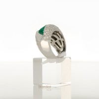 Anello in oro bianco con brillanti e smeraldi