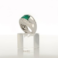 Anello in oro bianco con brillanti e smeraldi