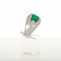 Anello in oro bianco con brillanti e smeraldi