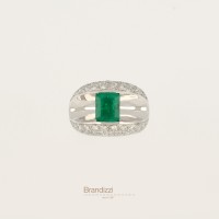 Anello in oro bianco con brillanti e smeraldi